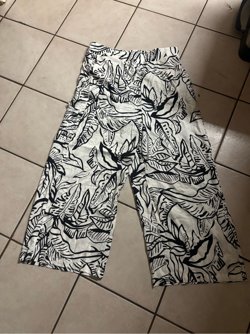Panama Jack  Monochrome Tropical Print Pull-On Pants